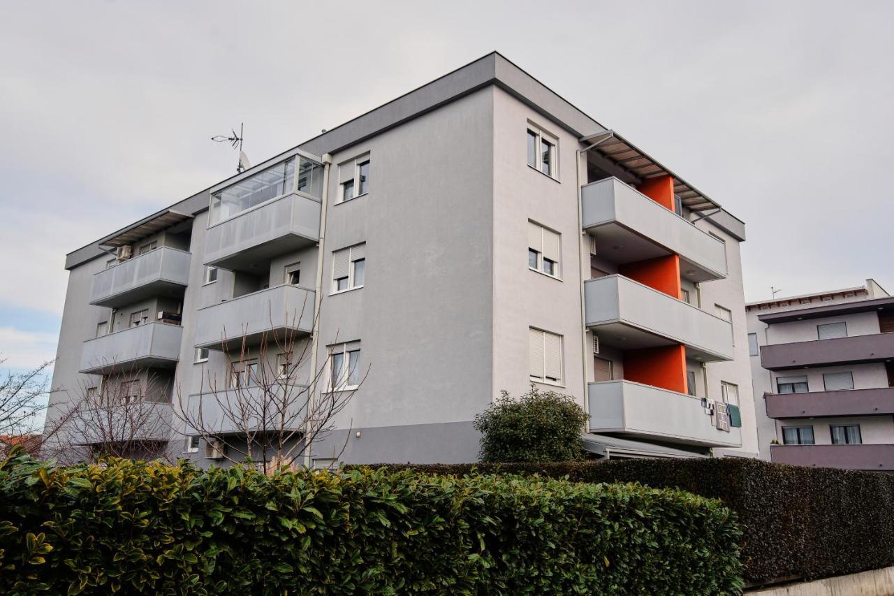Lovely Apartment Mira Near Airport Zagreb Velika Gorica Buitenkant foto