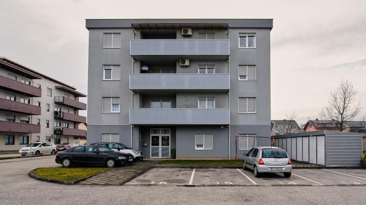 Lovely Apartment Mira Near Airport Zagreb Velika Gorica Buitenkant foto